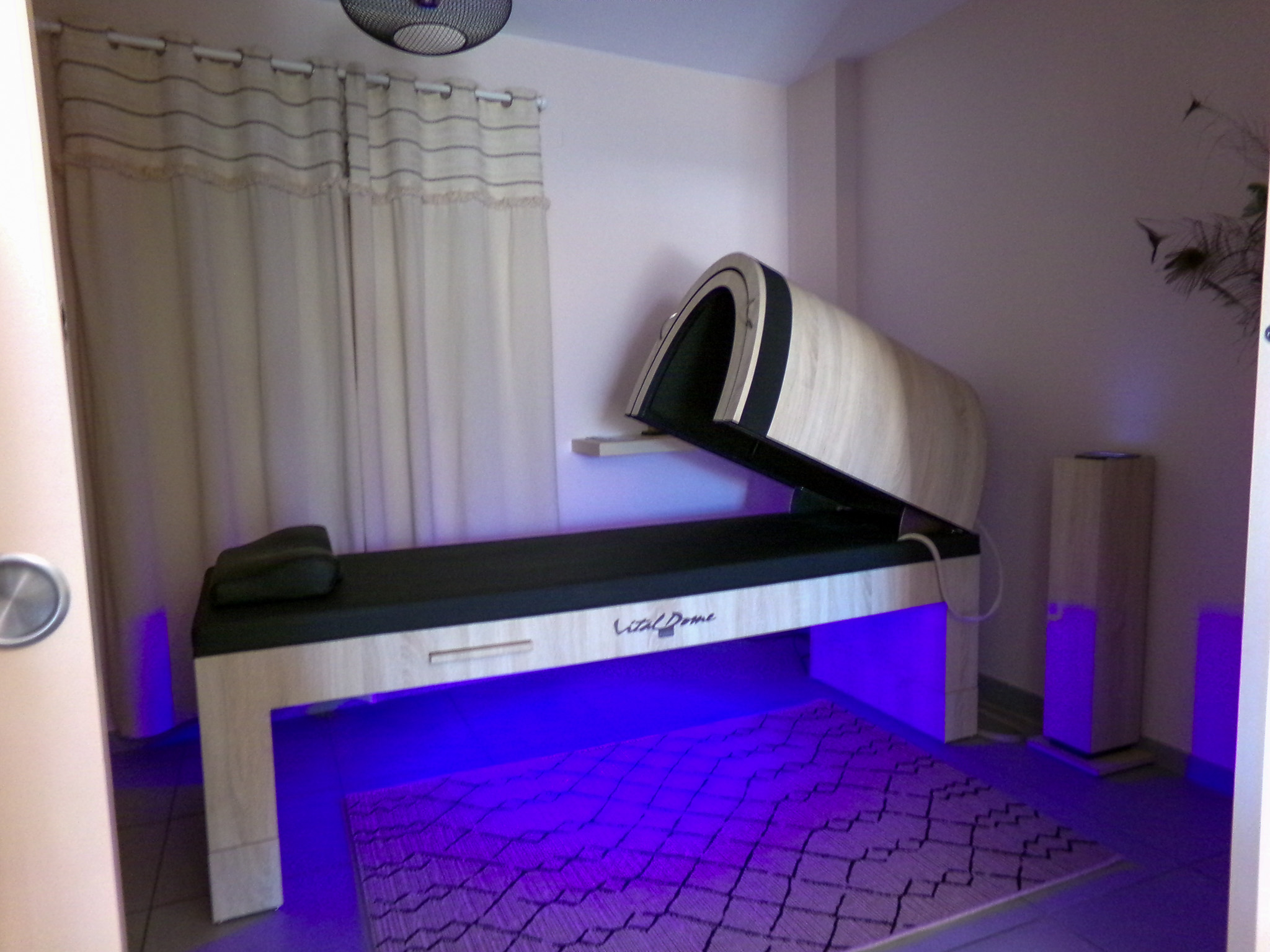 Cabine spa avec sauna infrarouge japonais chez echapetvous à Tarbes, ambiance lumineuse violette relaxante