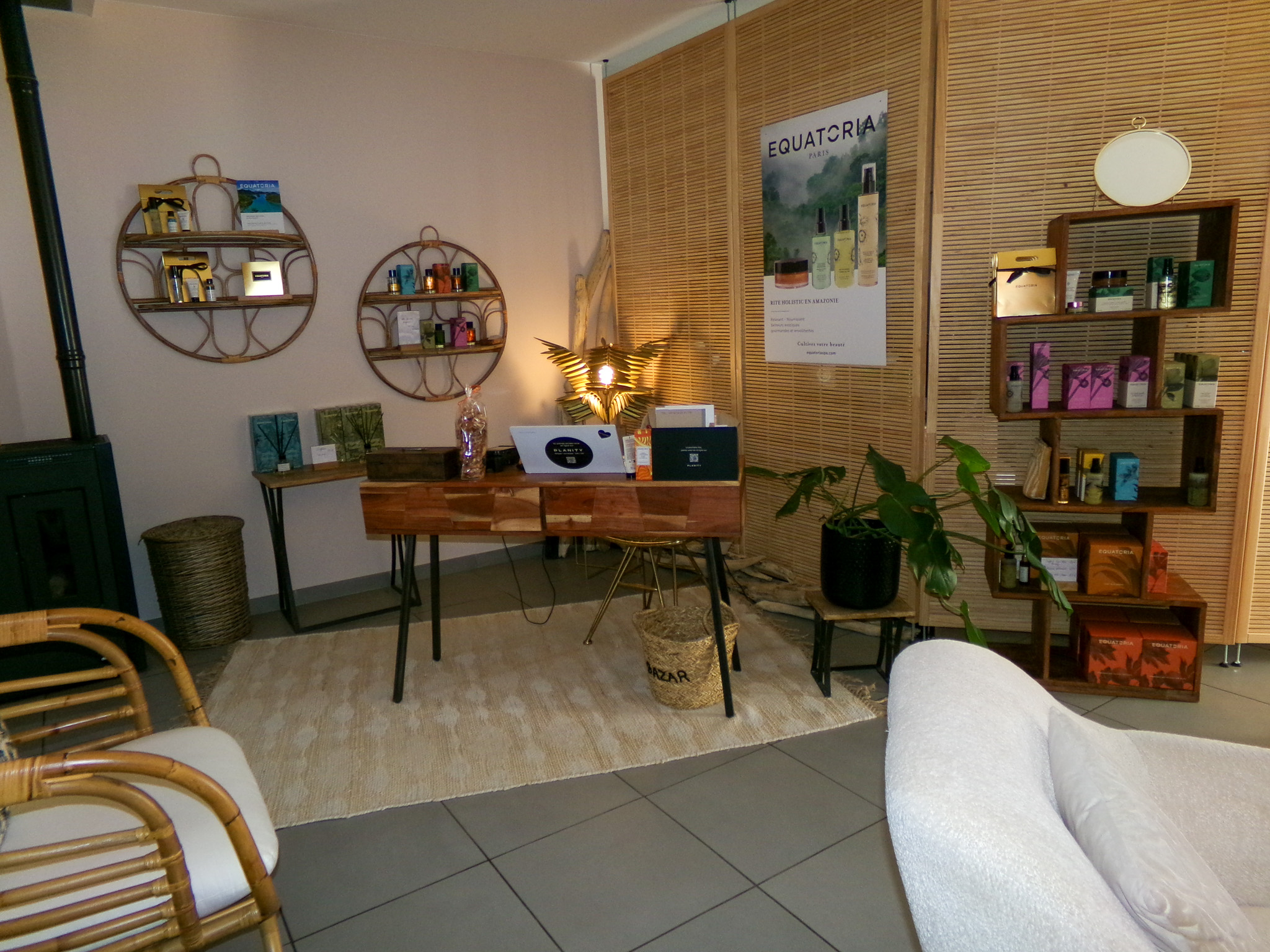 Espace bien-être echapetvous à Tarbes avec présentoirs Equatoria Paris et déco chaleureuse