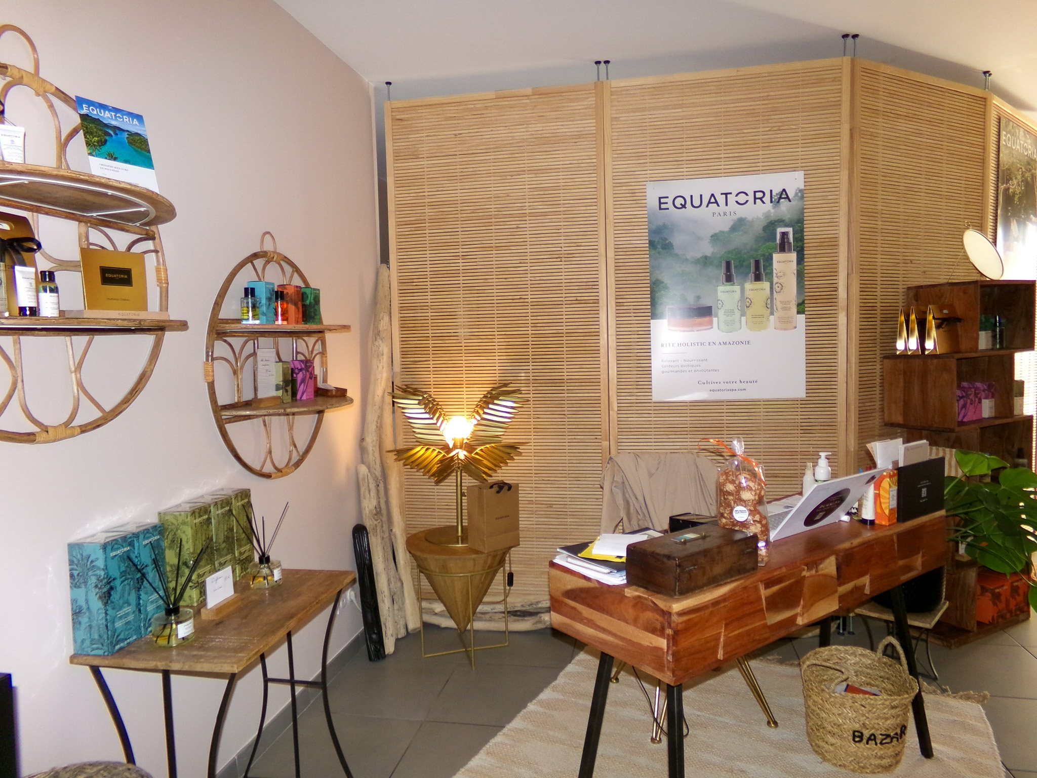 Espace bien-être cosy echapetvous à Tarbes avec bureau en bois, produits Equatoria et déco naturelle
