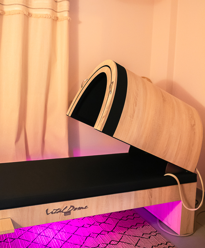 Sauna japonais infrarouge VitalDome chez echapetvous, espace bien-être relaxant à la lumière violette à Tarbes