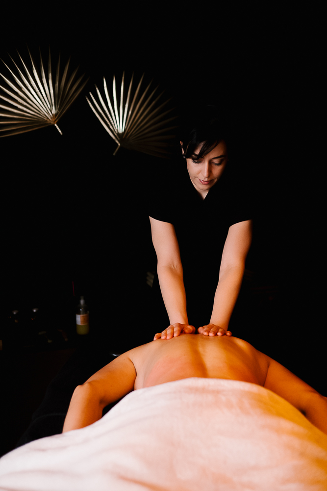 Massage relaxant au spa echapetvous à Tarbes dans une ambiance tamisée et chaleureuse