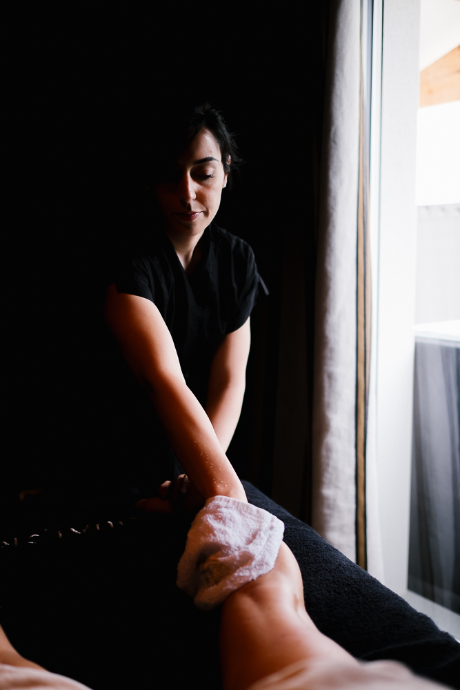 Massage relaxant du bras au spa echapetvous à Tarbes dans une ambiance calme et lumineuse