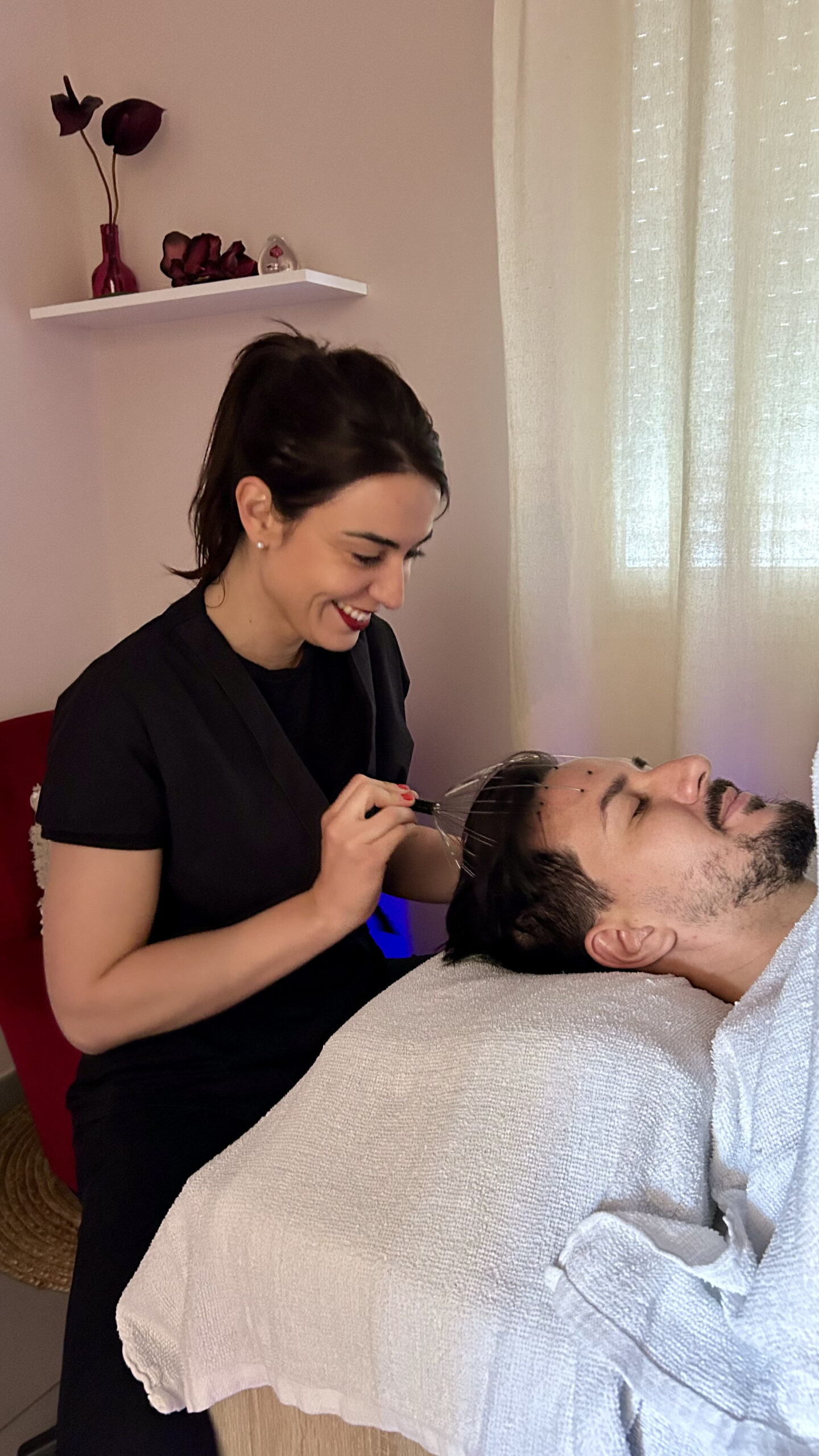 Massage relaxant du cuir chevelu chez echapetvous à Tarbes, homme allongé détendu sous lumière douce