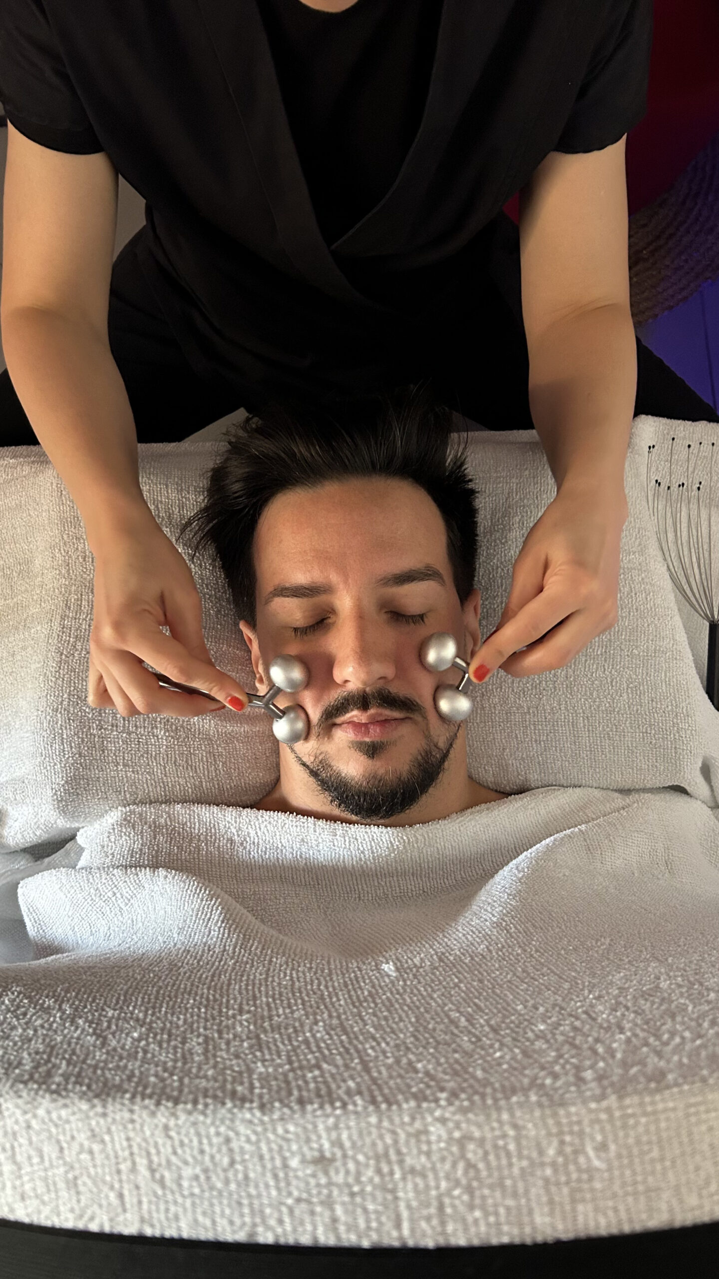 Soin du visage relaxant pour homme au spa echapetvous à Tarbes, massage aux rouleaux métalliques