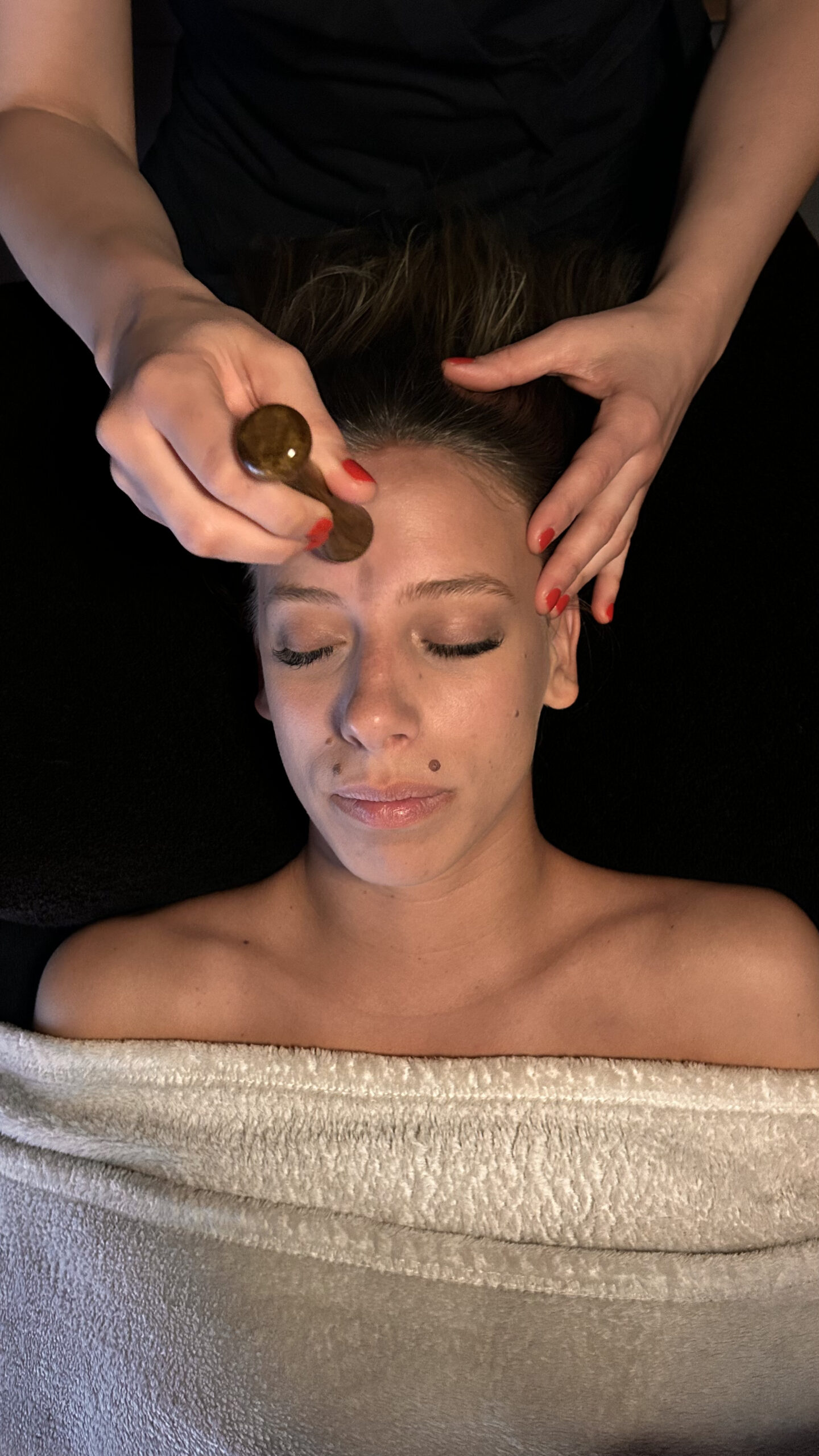 Soin visage relaxant au gua sha chez echapetvous à Tarbes, massage du front dans une ambiance bien-être