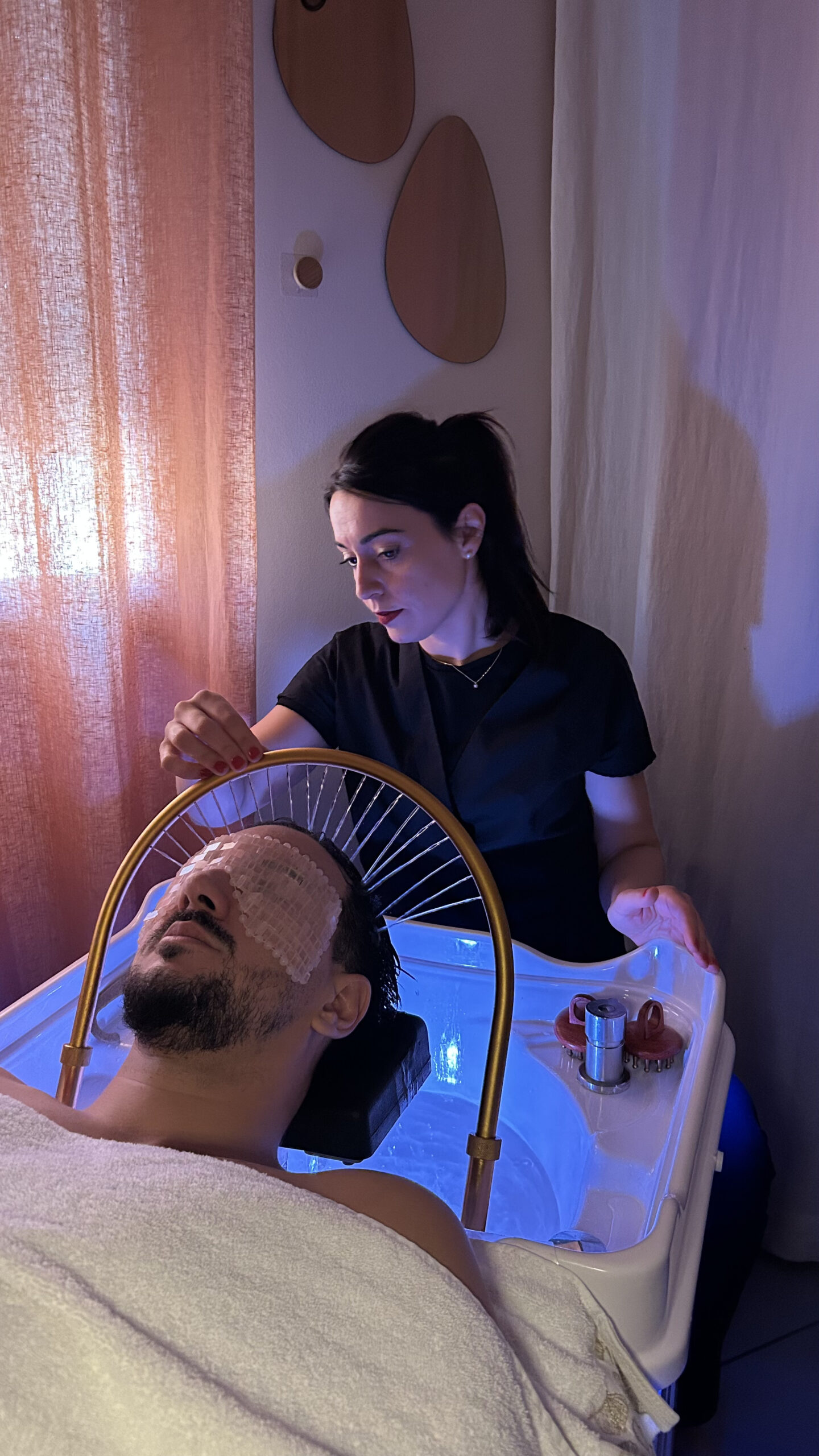 Soin du visage relaxant pour homme au spa echapetvous à Tarbes sous lumière esthétique apaisante