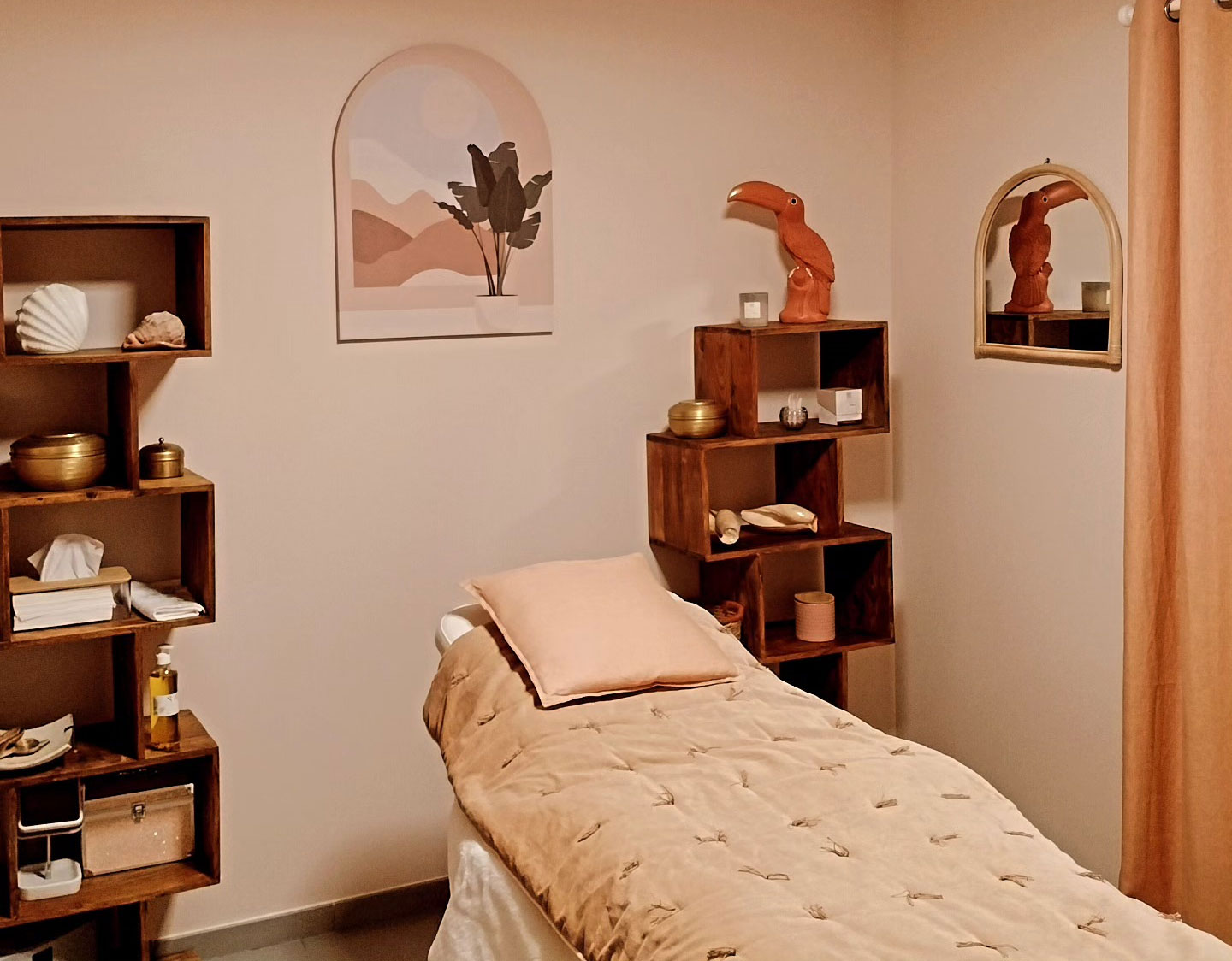 Salle de massage cosy echapetvous à Tarbes, ambiance zen beige rosé avec table de soin et déco naturelle