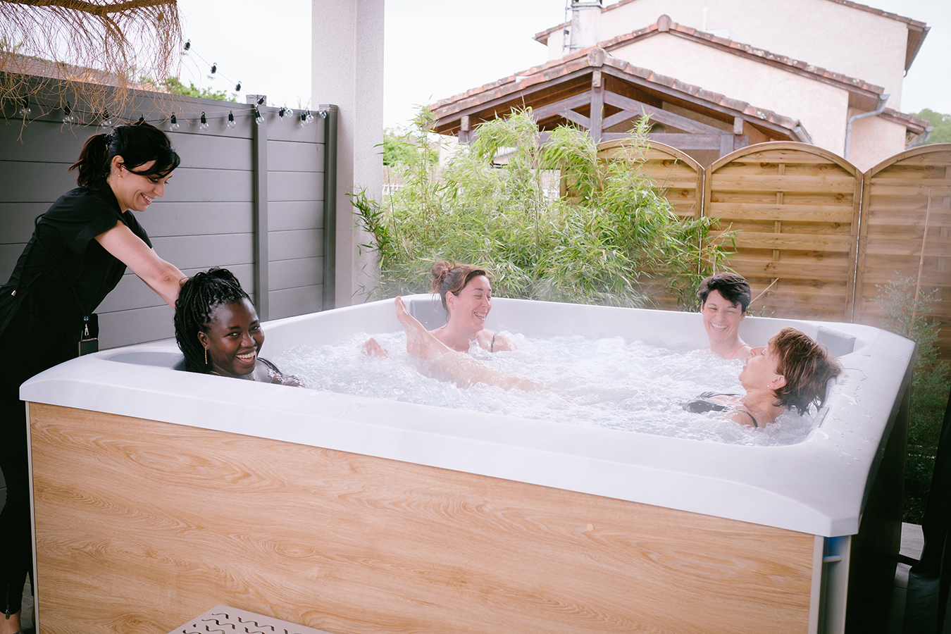 Amies profitant d’un jacuzzi privatisé en plein air chez echapetvous à Tarbes